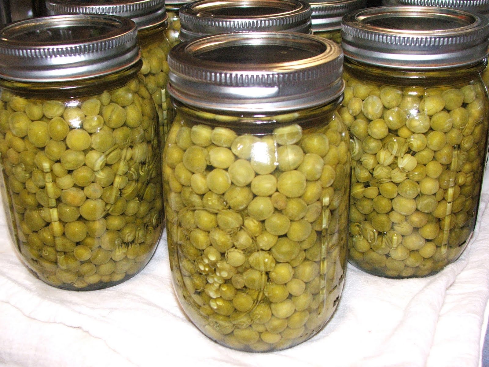 botulism-outbreak-linked-to-home-canned-peas-safe-healthy